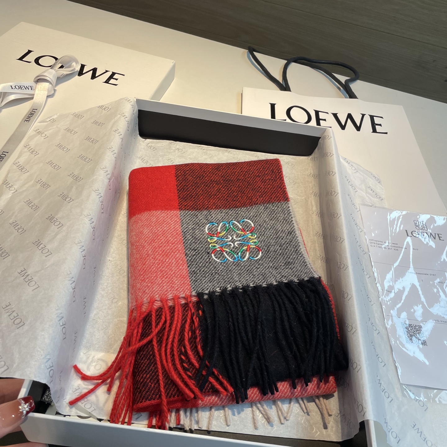 🆕 上新!Loewe · 罗意威️难得一见的温柔配色,低调又不失优雅❗️】重点推荐❗️双面配色,一条围巾两种风格搭配, 🆕 上新!Loewe · 罗意威️难得一见的温柔配色,低调又不失优雅❗️】重点推荐❗️双面配色,一条围巾两种风格搭配,