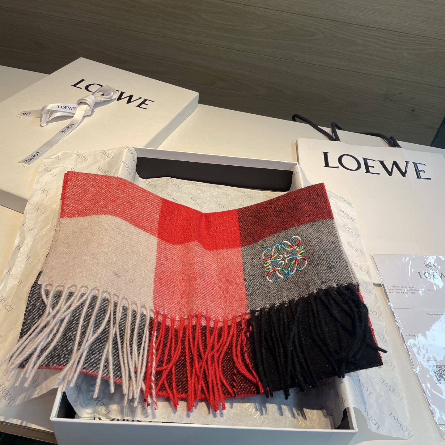 🆕 上新!Loewe · 罗意威️难得一见的温柔配色,低调又不失优雅❗️】重点推荐❗️双面配色,一条围巾两种风格搭配, 🆕 上新!Loewe · 罗意威️难得一见的温柔配色,低调又不失优雅❗️】重点推荐❗️双面配色,一条围巾两种风格搭配,