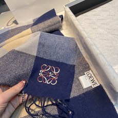 🆕 上新!Loewe · 罗意威️难得一见的温柔配色,低调又不失优雅❗️】重点推荐❗️双面配色,一条围巾两种风格搭配, 🆕 上新!Loewe · 罗意威️难得一见的温柔配色,低调又不失优雅❗️】重点推荐❗️双面配色,一条围巾两种风格搭配,