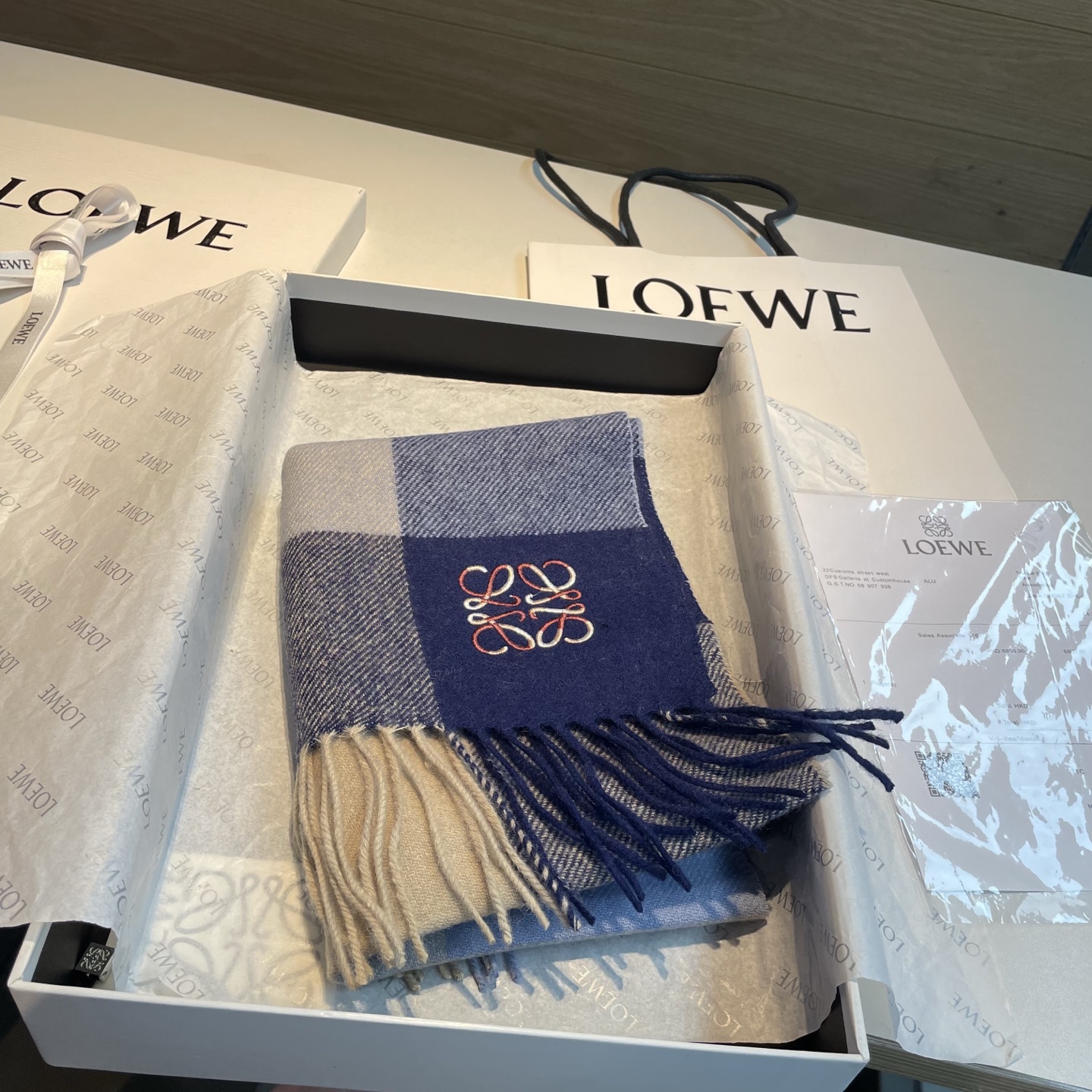 🆕 上新!Loewe · 罗意威️难得一见的温柔配色,低调又不失优雅❗️】重点推荐❗️双面配色,一条围巾两种风格搭配, 🆕 上新!Loewe · 罗意威️难得一见的温柔配色,低调又不失优雅❗️】重点推荐❗️双面配色,一条围巾两种风格搭配,