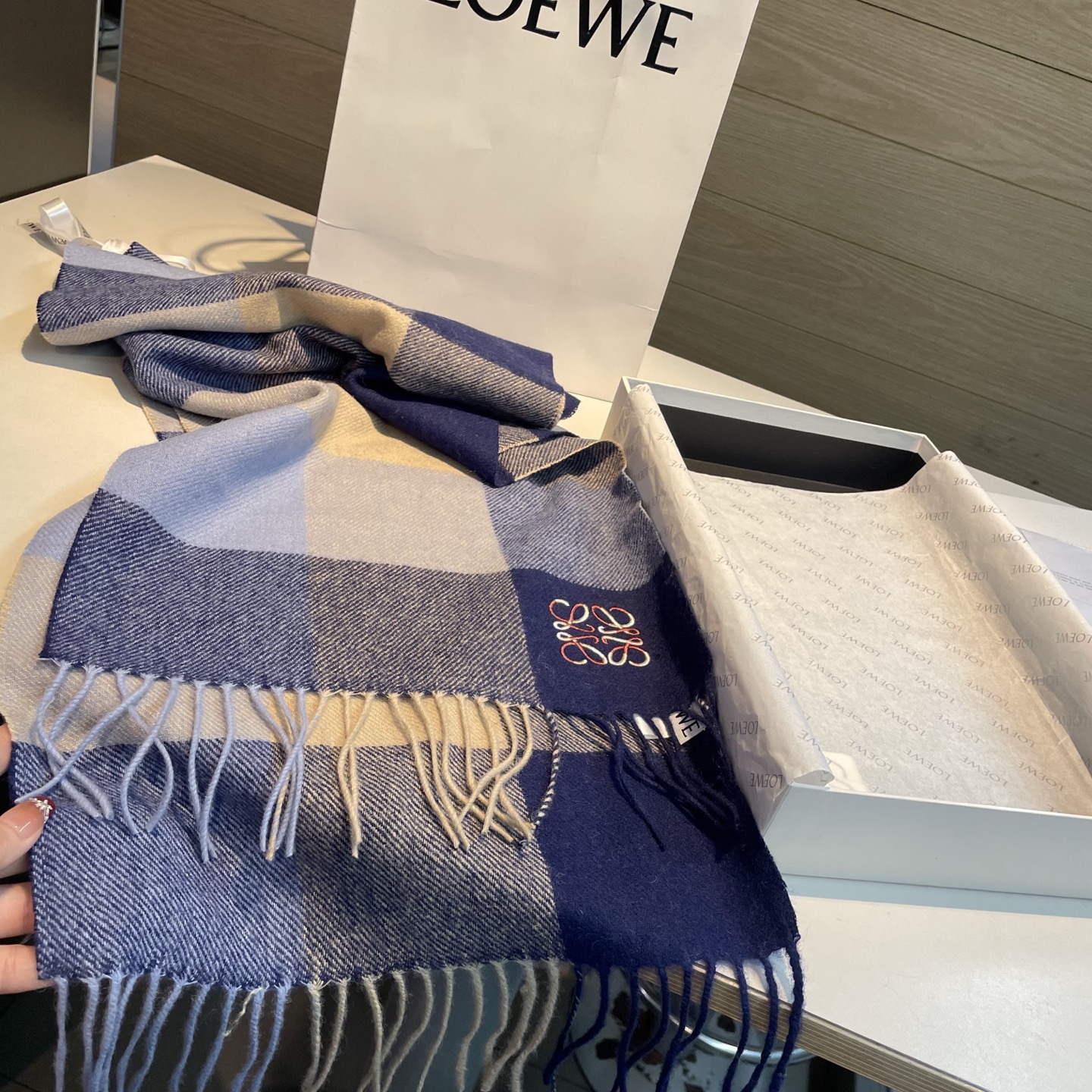 🆕 上新!Loewe · 罗意威️难得一见的温柔配色,低调又不失优雅❗️】重点推荐❗️双面配色,一条围巾两种风格搭配, 🆕 上新!Loewe · 罗意威️难得一见的温柔配色,低调又不失优雅❗️】重点推荐❗️双面配色,一条围巾两种风格搭配,