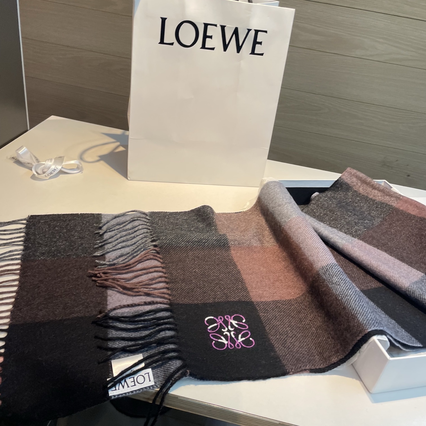 🆕 上新!Loewe · 罗意威️难得一见的温柔配色,低调又不失优雅❗️】重点推荐❗️双面配色,一条围巾两种风格搭配, 🆕 上新!Loewe · 罗意威️难得一见的温柔配色,低调又不失优雅❗️】重点推荐❗️双面配色,一条围巾两种风格搭配,
