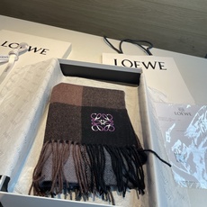 🆕 上新!Loewe · 罗意威️难得一见的温柔配色,低调又不失优雅❗️】重点推荐❗️双面配色,一条围巾两种风格搭配, 🆕 上新!Loewe · 罗意威️难得一见的温柔配色,低调又不失优雅❗️】重点推荐❗️双面配色,一条围巾两种风格搭配,