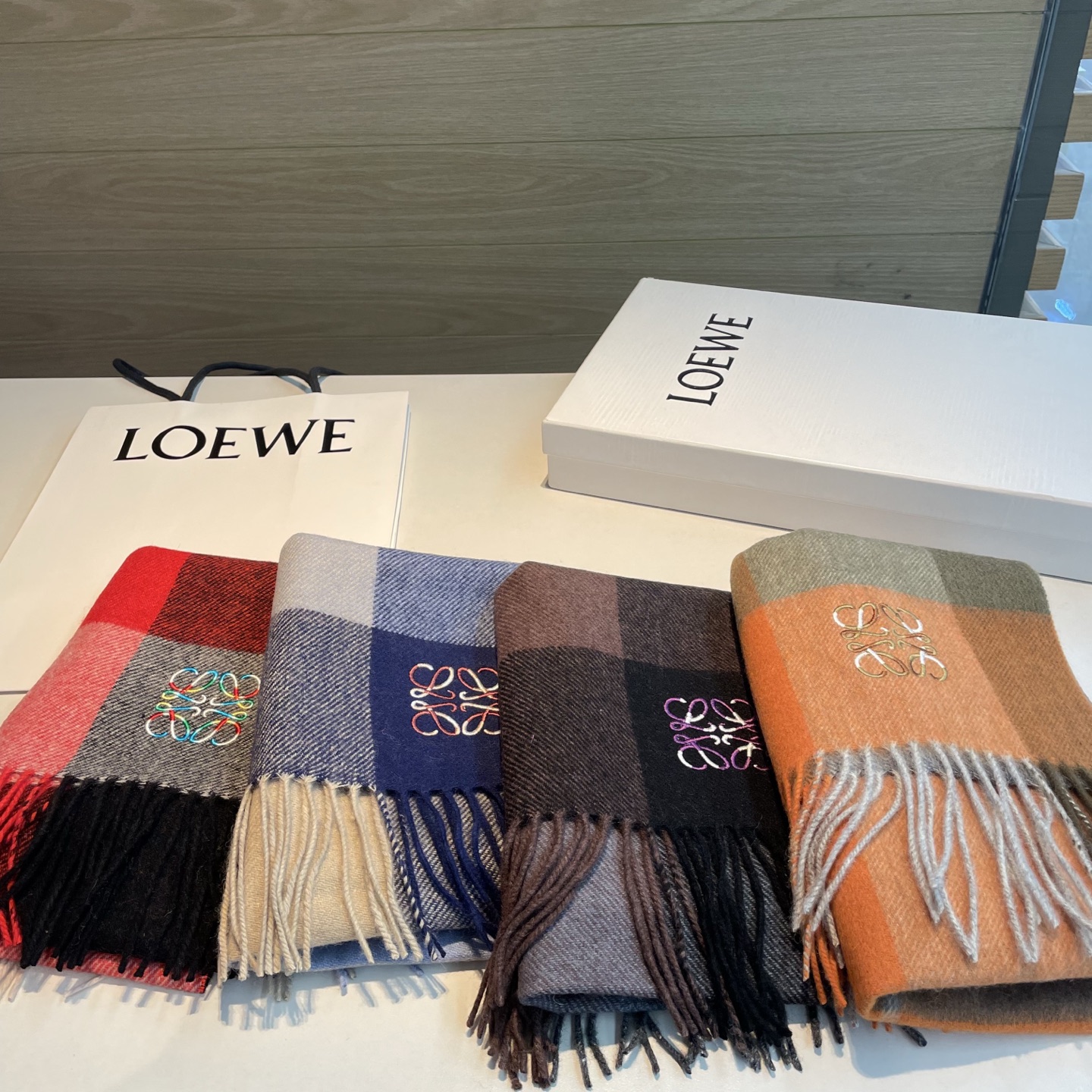 🆕 上新!Loewe · 罗意威️难得一见的温柔配色,低调又不失优雅❗️】重点推荐❗️双面配色,一条围巾两种风格搭配, 🆕 上新!Loewe · 罗意威️难得一见的温柔配色,低调又不失优雅❗️】重点推荐❗️双面配色,一条围巾两种风格搭配,