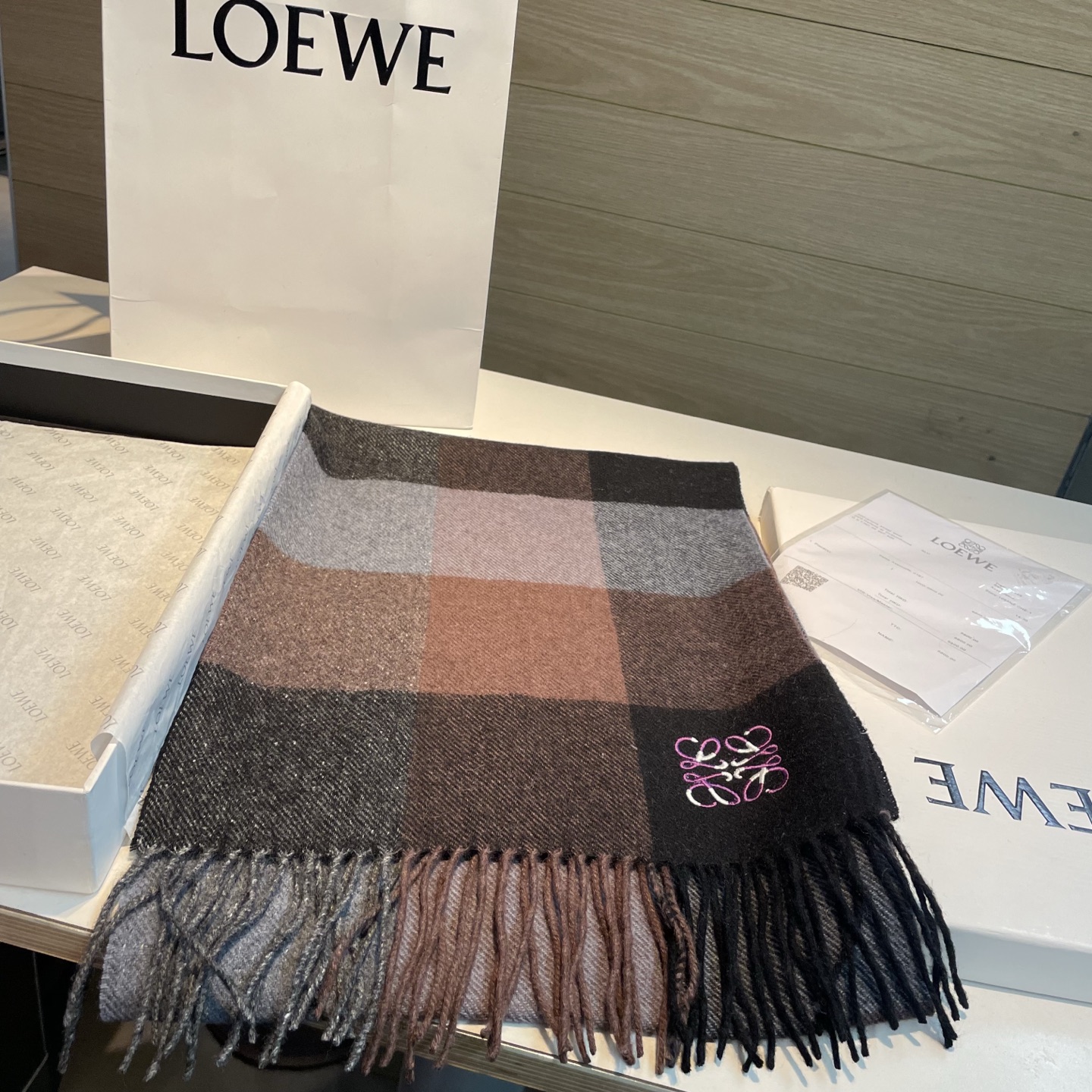 🆕 上新!Loewe · 罗意威️难得一见的温柔配色,低调又不失优雅❗️】重点推荐❗️双面配色,一条围巾两种风格搭配, 🆕 上新!Loewe · 罗意威️难得一见的温柔配色,低调又不失优雅❗️】重点推荐❗️双面配色,一条围巾两种风格搭配,