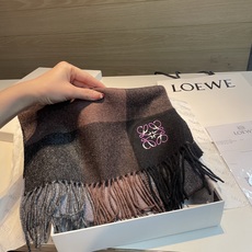 🆕 上新!Loewe · 罗意威️难得一见的温柔配色,低调又不失优雅❗️】重点推荐❗️双面配色,一条围巾两种风格搭配, 🆕 上新!Loewe · 罗意威️难得一见的温柔配色,低调又不失优雅❗️】重点推荐❗️双面配色,一条围巾两种风格搭配,