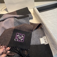 🆕 上新!Loewe · 罗意威️难得一见的温柔配色,低调又不失优雅❗️】重点推荐❗️双面配色,一条围巾两种风格搭配, 🆕 上新!Loewe · 罗意威️难得一见的温柔配色,低调又不失优雅❗️】重点推荐❗️双面配色,一条围巾两种风格搭配,