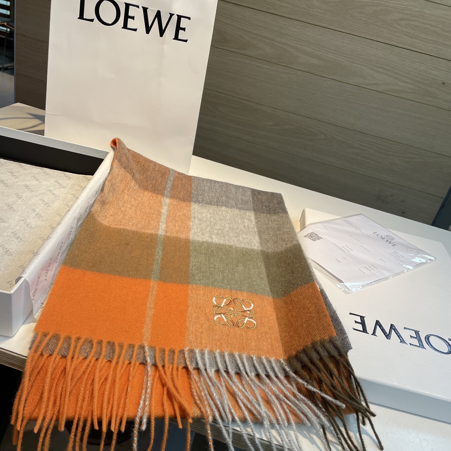 🆕 上新!Loewe · 罗意威️难得一见的温柔配色,低调又不失优雅❗️】重点推荐❗️双面配色,一条围巾两种风格搭配, 🆕 上新!Loewe · 罗意威️难得一见的温柔配色,低调又不失优雅❗️】重点推荐❗️双面配色,一条围巾两种风格搭配,