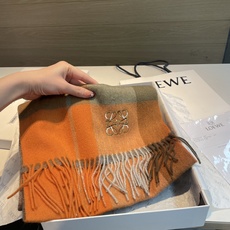 🆕 上新!Loewe · 罗意威️难得一见的温柔配色,低调又不失优雅❗️】重点推荐❗️双面配色,一条围巾两种风格搭配, 🆕 上新!Loewe · 罗意威️难得一见的温柔配色,低调又不失优雅❗️】重点推荐❗️双面配色,一条围巾两种风格搭配,