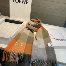 🆕 上新!Loewe · 罗意威️难得一见的温柔配色,低调又不失优雅❗️】重点推荐❗️双面配色,一条围巾两种风格搭配, 🆕 上新!Loewe · 罗意威️难得一见的温柔配色,低调又不失优雅❗️】重点推荐❗️双面配色,一条围巾两种风格搭配,