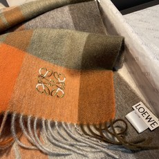 🆕 上新!Loewe · 罗意威️难得一见的温柔配色,低调又不失优雅❗️】重点推荐❗️双面配色,一条围巾两种风格搭配, 🆕 上新!Loewe · 罗意威️难得一见的温柔配色,低调又不失优雅❗️】重点推荐❗️双面配色,一条围巾两种风格搭配,