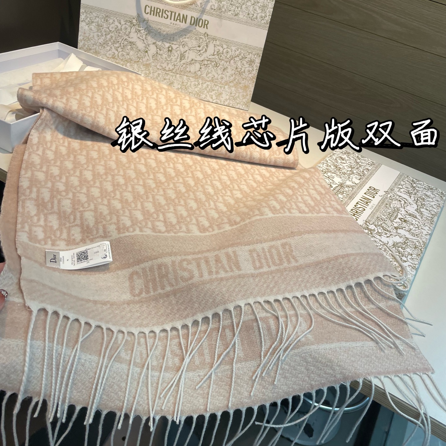 🆕 芯片版银丝线高品质Dior(迪奥)最新款 · 这款 Oblique 印花围巾重新诠释 Dior 经典标识,彰显现代 🆕 芯片版银丝线高品质Dior(迪奥)最新款 · 这款 Oblique 印花围巾重新诠释 Dior 经典标识,彰显现代