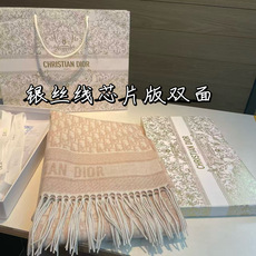🆕 芯片版银丝线高品质Dior(迪奥)最新款 · 这款 Oblique 印花围巾重新诠释 Dior 经典标识,彰显现代 🆕 芯片版银丝线高品质Dior(迪奥)最新款 · 这款 Oblique 印花围巾重新诠释 Dior 经典标识,彰显现代