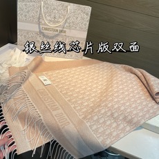 🆕 芯片版银丝线高品质Dior(迪奥)最新款 · 这款 Oblique 印花围巾重新诠释 Dior 经典标识,彰显现代 🆕 芯片版银丝线高品质Dior(迪奥)最新款 · 这款 Oblique 印花围巾重新诠释 Dior 经典标识,彰显现代