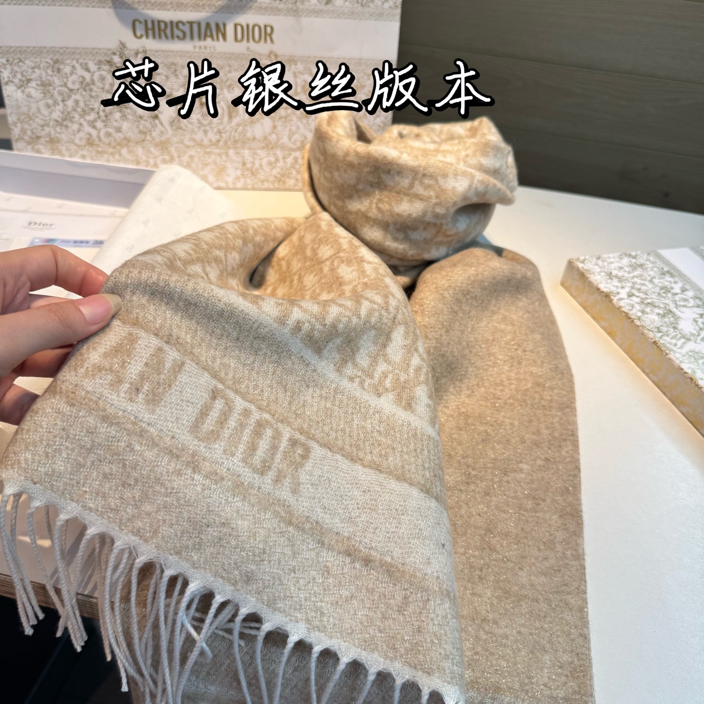 🆕 芯片版银丝线高品质Dior(迪奥)最新款 · 这款 Oblique 印花围巾重新诠释 Dior 经典标识,彰显现代 🆕 芯片版银丝线高品质Dior(迪奥)最新款 · 这款 Oblique 印花围巾重新诠释 Dior 经典标识,彰显现代