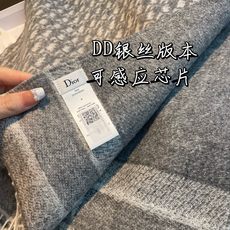芯片版银丝线高品质Dior(迪奥)最新款 · 这款 Oblique 印花围巾重新诠释 Dior 经典标识,彰显现代精神。 芯片版银丝线高品质Dior(迪奥)最新款 · 这款 Oblique 印花围巾重新诠释 Dior 经典标识,彰显现代精神。