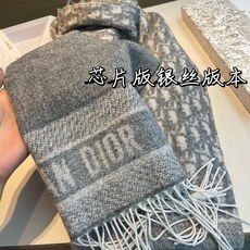 🆕 芯片版银丝线高品质Dior(迪奥)最新款 · 这款 Oblique 印花围巾重新诠释 Dior 经典标识,彰显现代 🆕 芯片版银丝线高品质Dior(迪奥)最新款 · 这款 Oblique 印花围巾重新诠释 Dior 经典标识,彰显现代