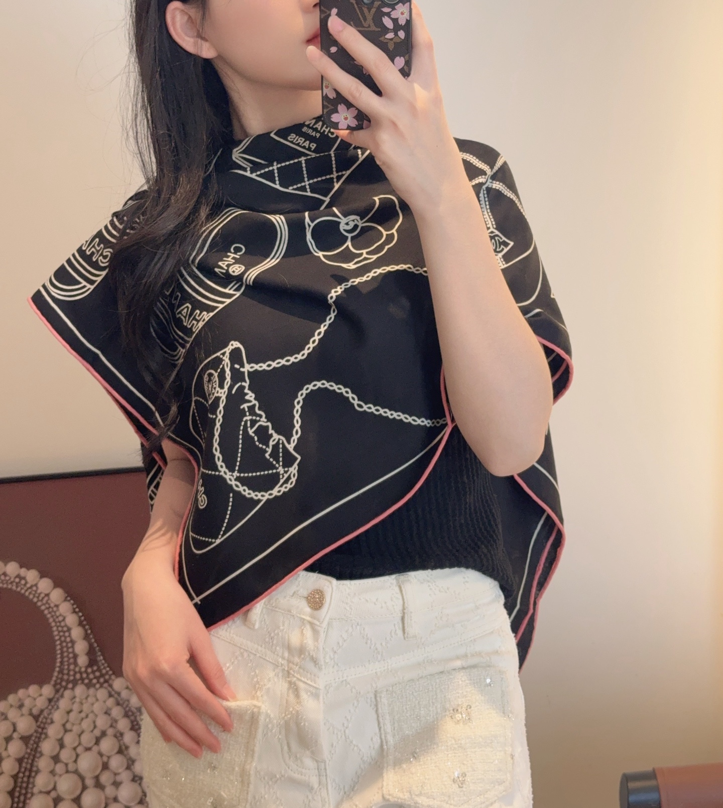 🆕  经典茶花优雅Coco风，Chanel最新丝绒大方巾~气质到骨子里，香奶奶新一季的面料超高级，真心超级柔软，丝丝顺滑