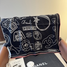 🆕 经典茶花优雅Coco风,Chanel最新丝绒大方巾~气质到骨子里,香奶奶新一季的面料超高级,真心超级柔软,丝丝顺滑 🆕 经典茶花优雅Coco风,Chanel最新丝绒大方巾~气质到骨子里,香奶奶新一季的面料超高级,真心超级柔软,丝丝顺滑