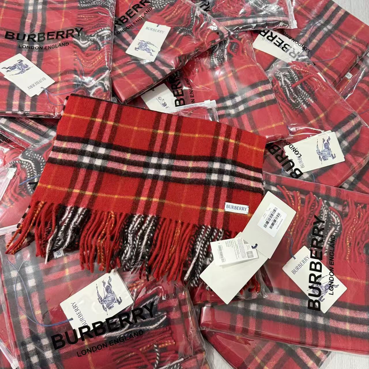 🆕 Burberry羊绒版本金婧,张婧仪,周洁琼同款围巾新年福利苏格兰大红格围巾,走英国的单, 这款是Burberry 🆕 Burberry羊绒版本金婧,张婧仪,周洁琼同款围巾新年福利苏格兰大红格围巾,走英国的单, 这款是Burberry