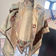 🆕 ❄【双面同色】原单Lv140cm丝绒方本款方巾,丝印工艺刻画丰富细节,描绘 Monogram 薇薇安之家旅行箱 顶 🆕 ❄【双面同色】原单Lv140cm丝绒方本款方巾,丝印工艺刻画丰富细节,描绘 Monogram 薇薇安之家旅行箱 顶