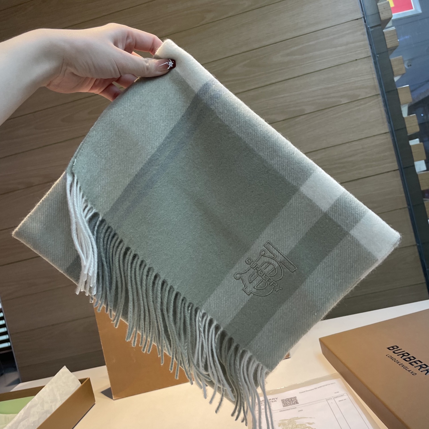 🆕 ✨✨Burberry · 巴宝莉双面围巾❗好看的要疯掉了，太有型太有魅力了❗❗非常斯文时尚的秋冬单品！真的很喜欢，非