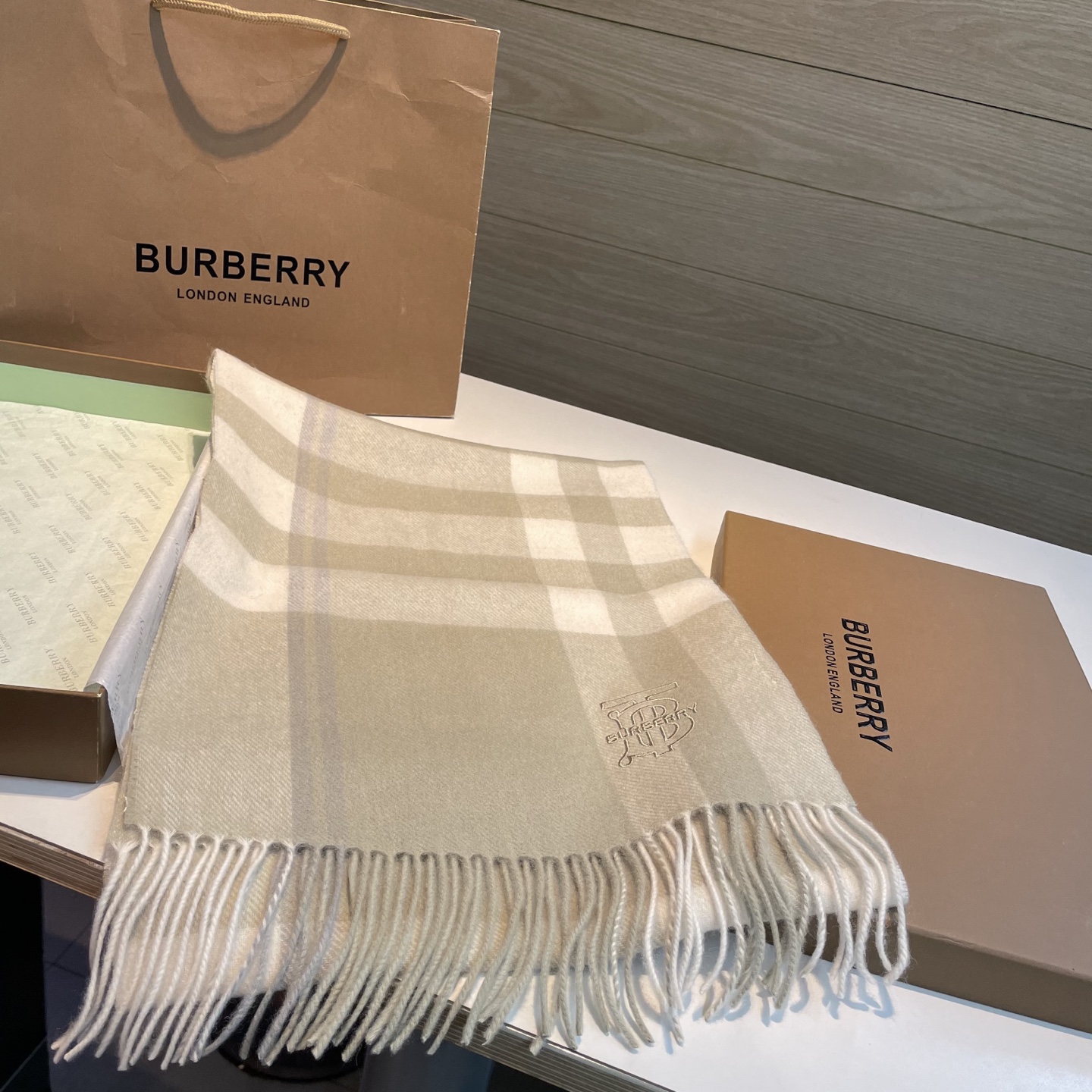 🆕 ✨✨Burberry · 巴宝莉双面围巾❗好看的要疯掉了，太有型太有魅力了❗❗非常斯文时尚的秋冬单品！真的很喜欢，非