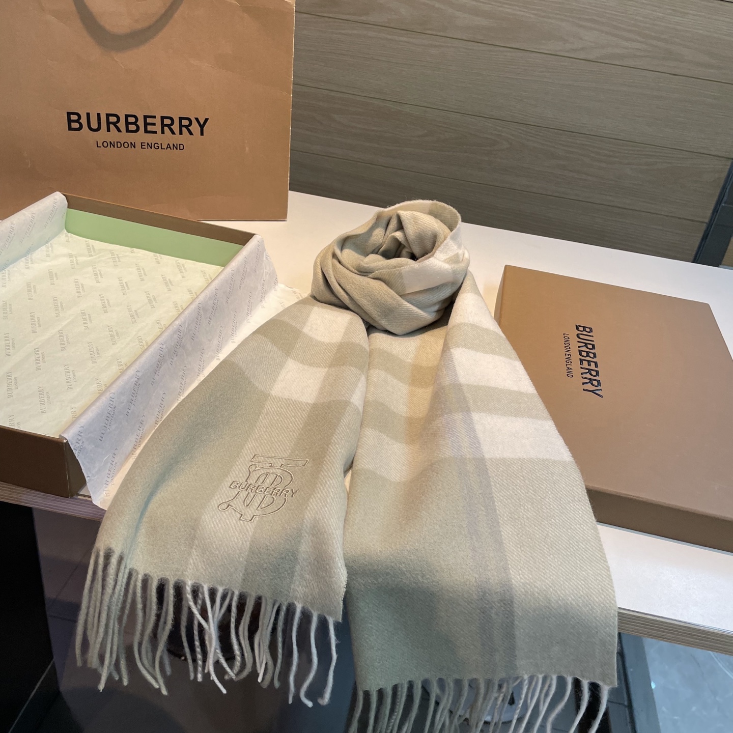 🆕 ✨✨Burberry · 巴宝莉双面围巾❗好看的要疯掉了，太有型太有魅力了❗❗非常斯文时尚的秋冬单品！真的很喜欢，非