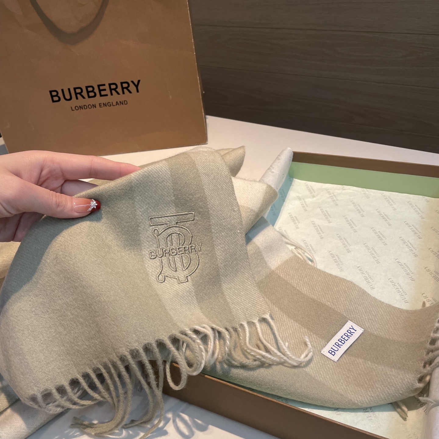 🆕 ✨✨Burberry · 巴宝莉双面围巾❗好看的要疯掉了，太有型太有魅力了❗❗非常斯文时尚的秋冬单品！真的很喜欢，非