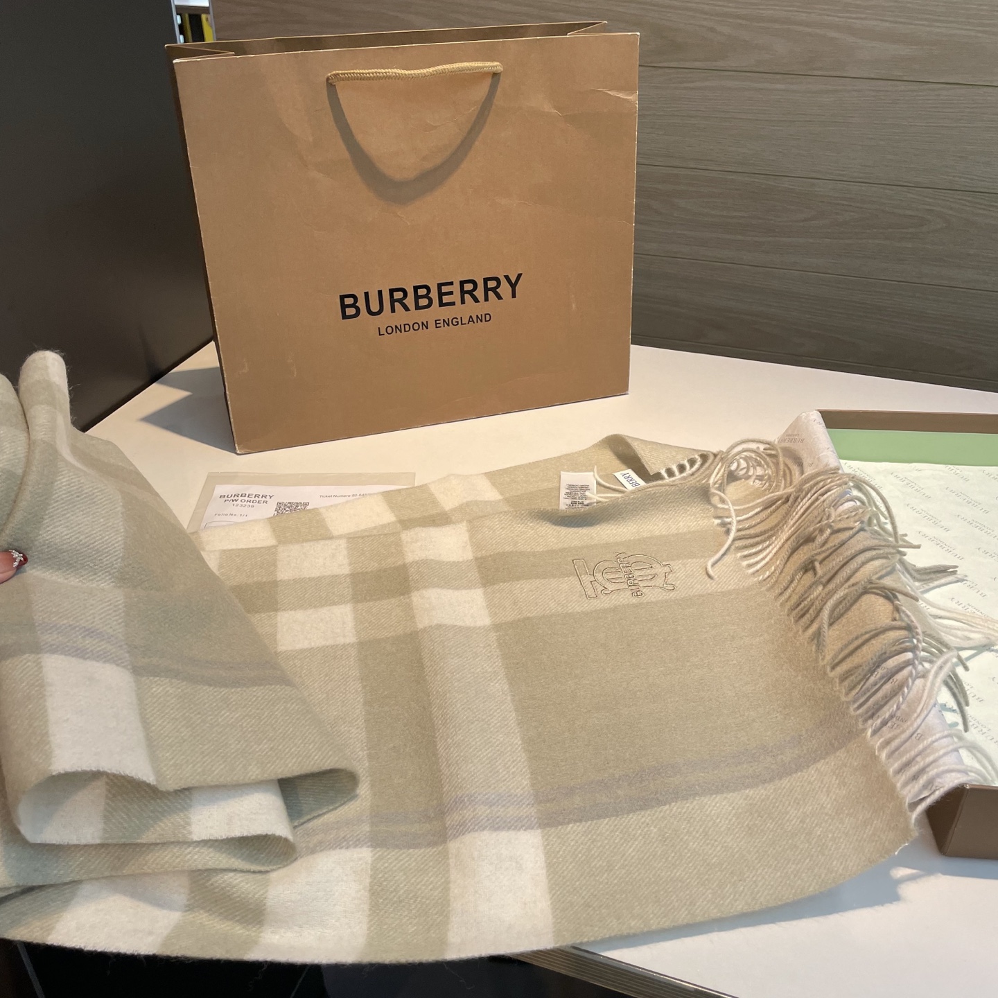 🆕 ✨✨Burberry · 巴宝莉双面围巾❗好看的要疯掉了，太有型太有魅力了❗❗非常斯文时尚的秋冬单品！真的很喜欢，非