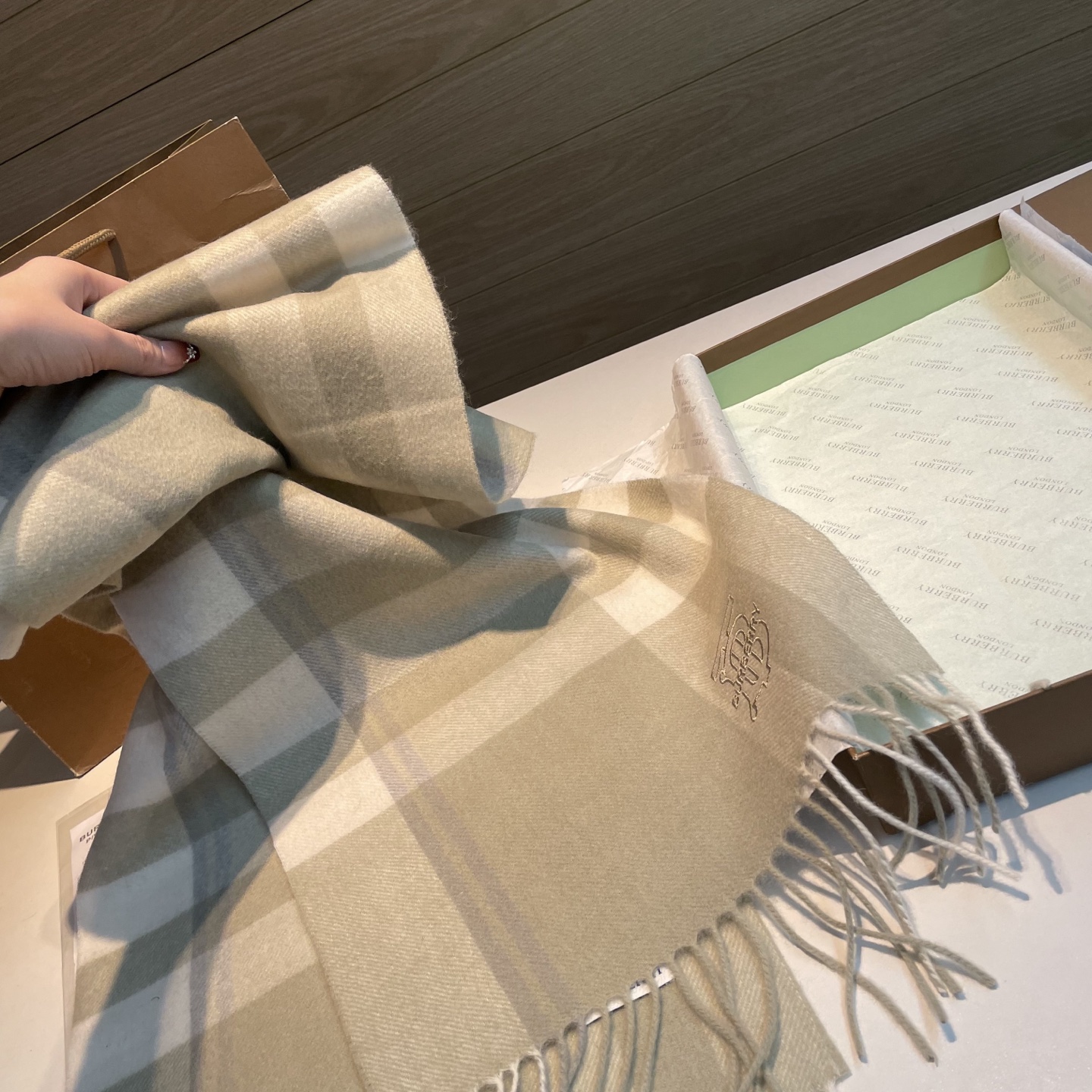 🆕 ✨✨Burberry · 巴宝莉双面围巾❗好看的要疯掉了，太有型太有魅力了❗❗非常斯文时尚的秋冬单品！真的很喜欢，非