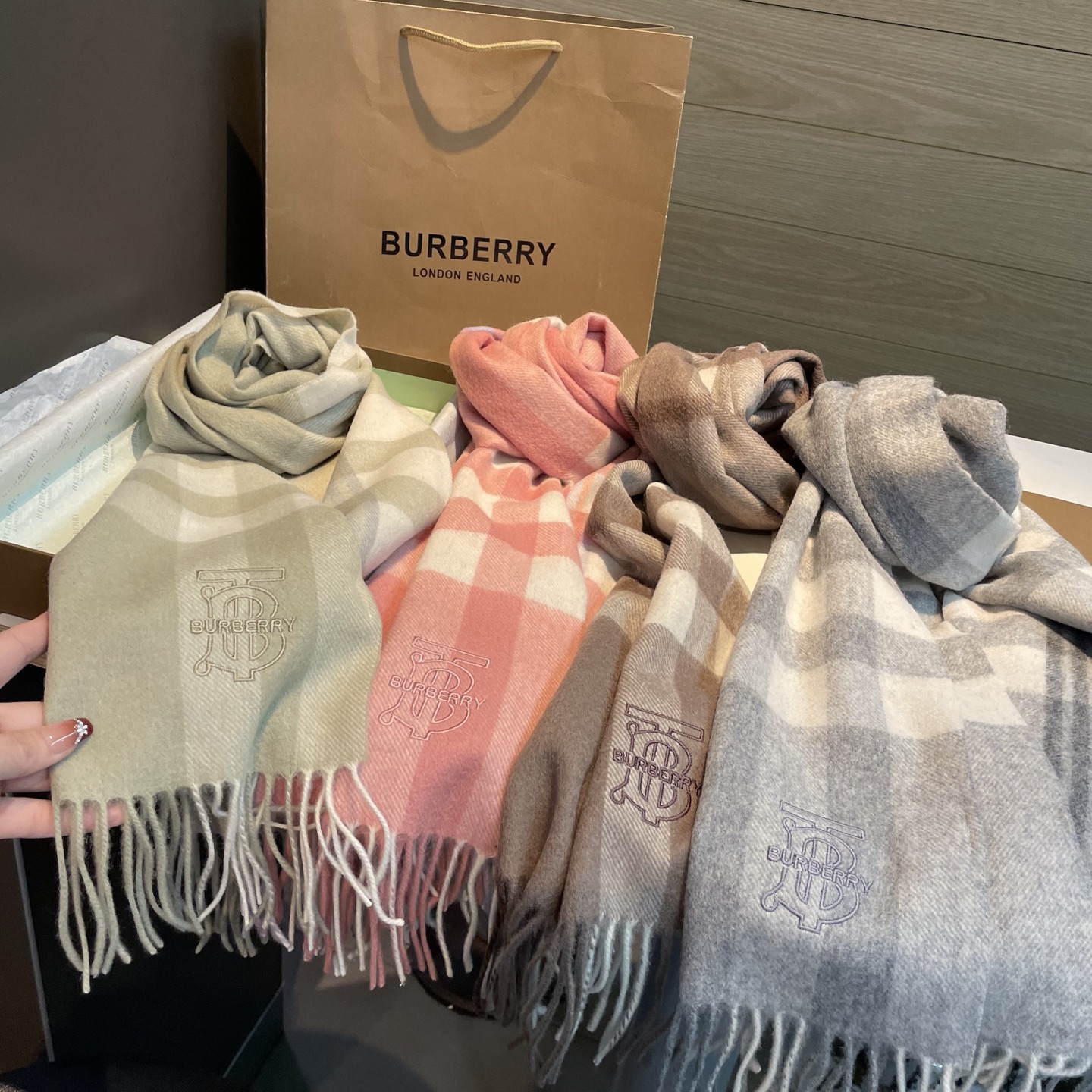 🆕 ✨✨Burberry · 巴宝莉双面围巾❗好看的要疯掉了，太有型太有魅力了❗❗非常斯文时尚的秋冬单品！真的很喜欢，非