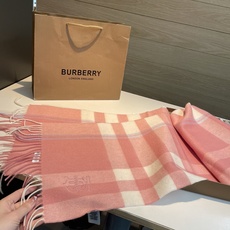 🆕 ✨✨Burberry · 巴宝莉双面围巾❗好看的要疯掉了,太有型太有魅力了❗❗非常斯文时尚的秋冬单品!真的很喜欢,非 🆕 ✨✨Burberry · 巴宝莉双面围巾❗好看的要疯掉了,太有型太有魅力了❗❗非常斯文时尚的秋冬单品!真的很喜欢,非