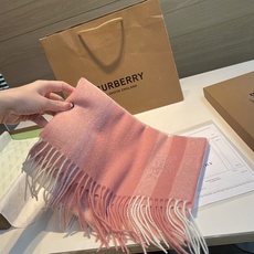 🆕 ✨✨Burberry · 巴宝莉双面围巾❗好看的要疯掉了,太有型太有魅力了❗❗非常斯文时尚的秋冬单品!真的很喜欢,非 🆕 ✨✨Burberry · 巴宝莉双面围巾❗好看的要疯掉了,太有型太有魅力了❗❗非常斯文时尚的秋冬单品!真的很喜欢,非