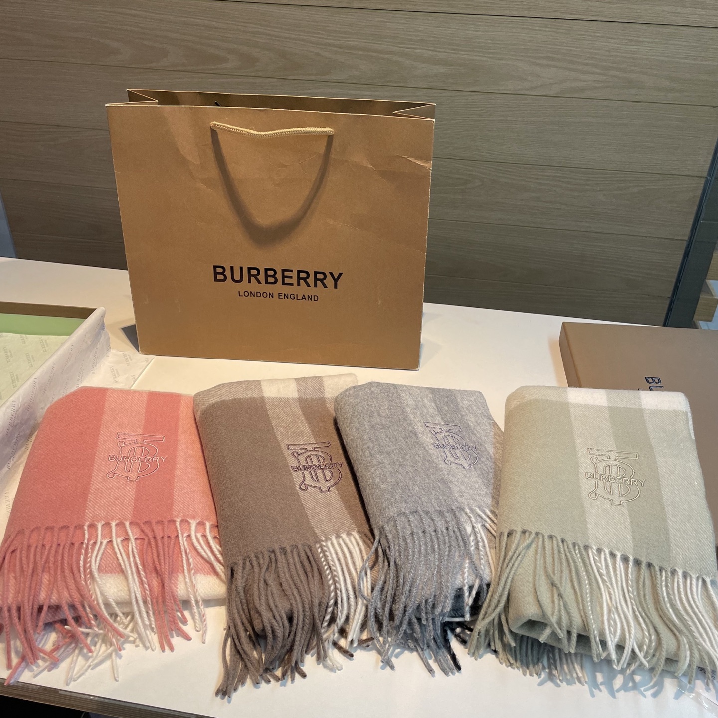 🆕 ✨✨Burberry · 巴宝莉双面围巾❗好看的要疯掉了，太有型太有魅力了❗❗非常斯文时尚的秋冬单品！真的很喜欢，非