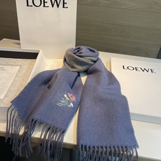 🆕 上新!Loewe · 罗意威️难得一见的温柔配色,低调又不失优雅❗️】重点推荐❗️双面配色,一条围巾两种风格搭配 🆕 上新!Loewe · 罗意威️难得一见的温柔配色,低调又不失优雅❗️】重点推荐❗️双面配色,一条围巾两种风格搭配
