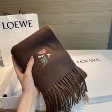 🆕 上新!Loewe · 罗意威️难得一见的温柔配色,低调又不失优雅❗️】重点推荐❗️双面配色,一条围巾两种风格搭配 🆕 上新!Loewe · 罗意威️难得一见的温柔配色,低调又不失优雅❗️】重点推荐❗️双面配色,一条围巾两种风格搭配