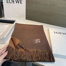 🆕 上新!Loewe · 罗意威️难得一见的温柔配色,低调又不失优雅❗️】重点推荐❗️双面配色,一条围巾两种风格搭配 🆕 上新!Loewe · 罗意威️难得一见的温柔配色,低调又不失优雅❗️】重点推荐❗️双面配色,一条围巾两种风格搭配