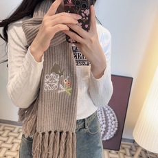 🆕 Loewe✖️Sunafujita联名款 小兔花卉刺绣流苏 原单!重磅推荐!新款针织围巾!低调的奢侈感。极品柔美精 🆕 Loewe✖️Sunafujita联名款 小兔花卉刺绣流苏 原单!重磅推荐!新款针织围巾!低调的奢侈感。极品柔美精