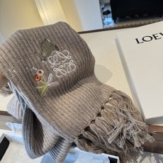 🆕 Loewe✖️Sunafujita联名款 小兔花卉刺绣流苏 原单!重磅推荐!新款针织围巾!低调的奢侈感。极品柔美精 🆕 Loewe✖️Sunafujita联名款 小兔花卉刺绣流苏 原单!重磅推荐!新款针织围巾!低调的奢侈感。极品柔美精