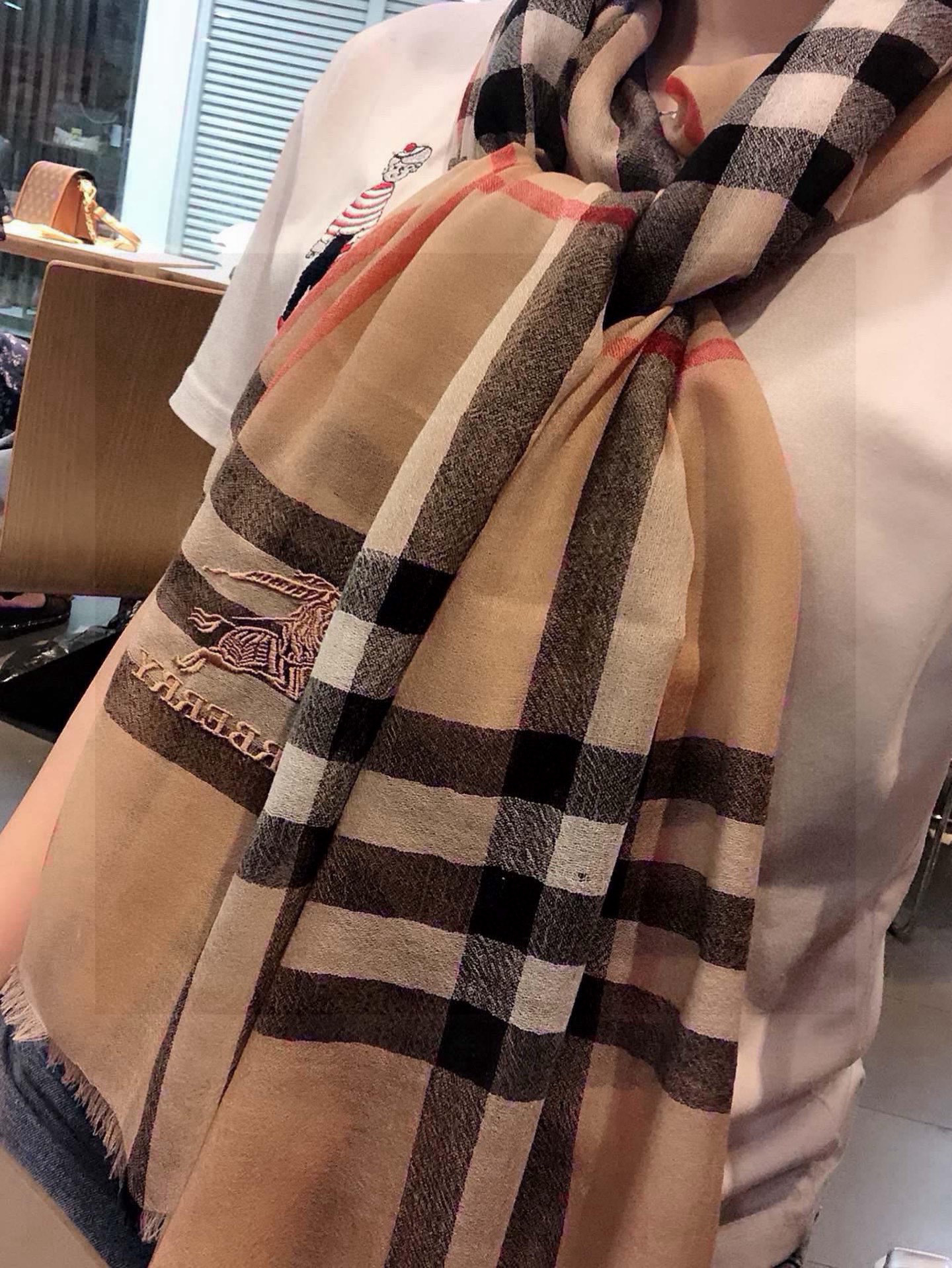 🆕   万众瞩目战马绣标官网经典版到货♦️最优质的年轻设计师推出的最新概念，搭配调色纱染再色织.交织在一起形成新款格型，