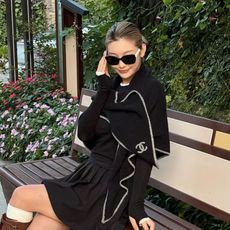 🆕 小香风围巾,将法式优雅轻松拿捏。 甄选柔软蓬松的马海毛与立体感羊毛圈圈纱交织,赋予其轻盈空气感与温暖实穿性。标志性 🆕 小香风围巾,将法式优雅轻松拿捏。 甄选柔软蓬松的马海毛与立体感羊毛圈圈纱交织,赋予其轻盈空气感与温暖实穿性。标志性