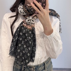 会发光发亮的围巾银丝羊绒长巾✨专柜同步‼️真心赞‼️驴家路易威登经典 Monogram 图案搭配彩色边框再添华美格调。强 会发光发亮的围巾银丝羊绒长巾✨专柜同步‼️真心赞‼️驴家路易威登经典 Monogram 图案搭配彩色边框再添华美格调。强