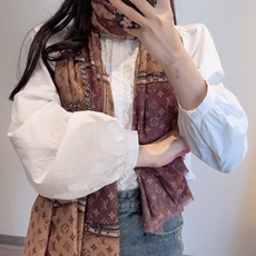 会发光发亮的围巾银丝羊绒长巾✨专柜同步‼️真心赞‼️驴家路易威登经典 Monogram 图案搭配彩色边框再添华美格调。强 会发光发亮的围巾银丝羊绒长巾✨专柜同步‼️真心赞‼️驴家路易威登经典 Monogram 图案搭配彩色边框再添华美格调。强