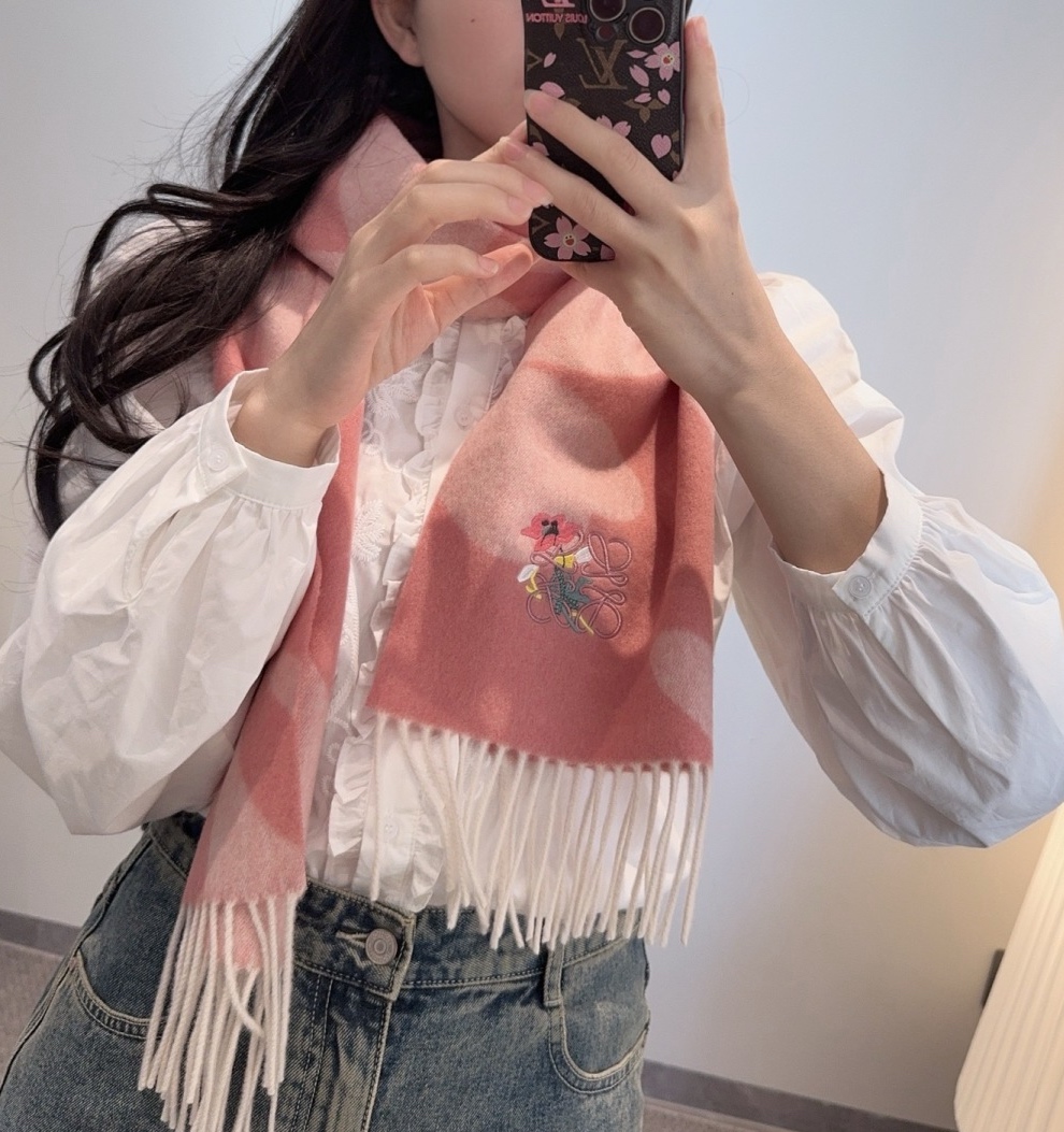 上新！Loewe · 罗意威️难得一见的温柔配色，低调又不失优雅❗️】重点推荐❗️双面配色，一条围巾两种风格搭配，高级舒