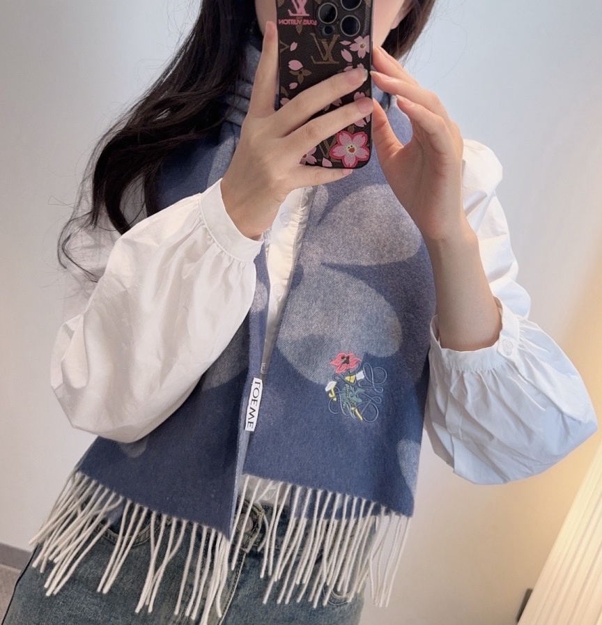 上新！Loewe · 罗意威️难得一见的温柔配色，低调又不失优雅❗️】重点推荐❗️双面配色，一条围巾两种风格搭配，高级舒