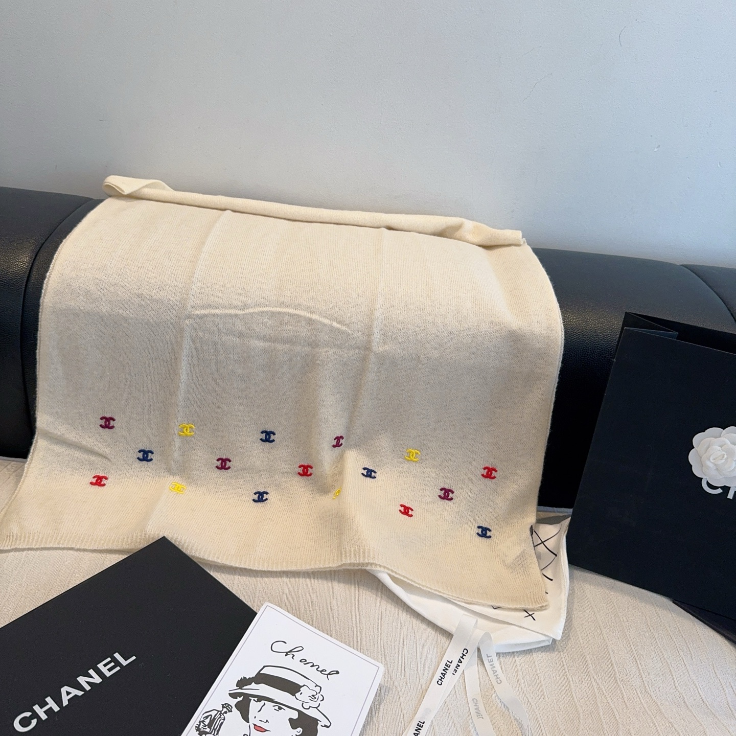 刺绣版 CHANEL羊绒长巾👏💙顶级原单正品旷世绝美【小香披肩】羊绒围巾，顶级高端货👼【绝对值得珍藏👍】👏香奈儿绝美百搭