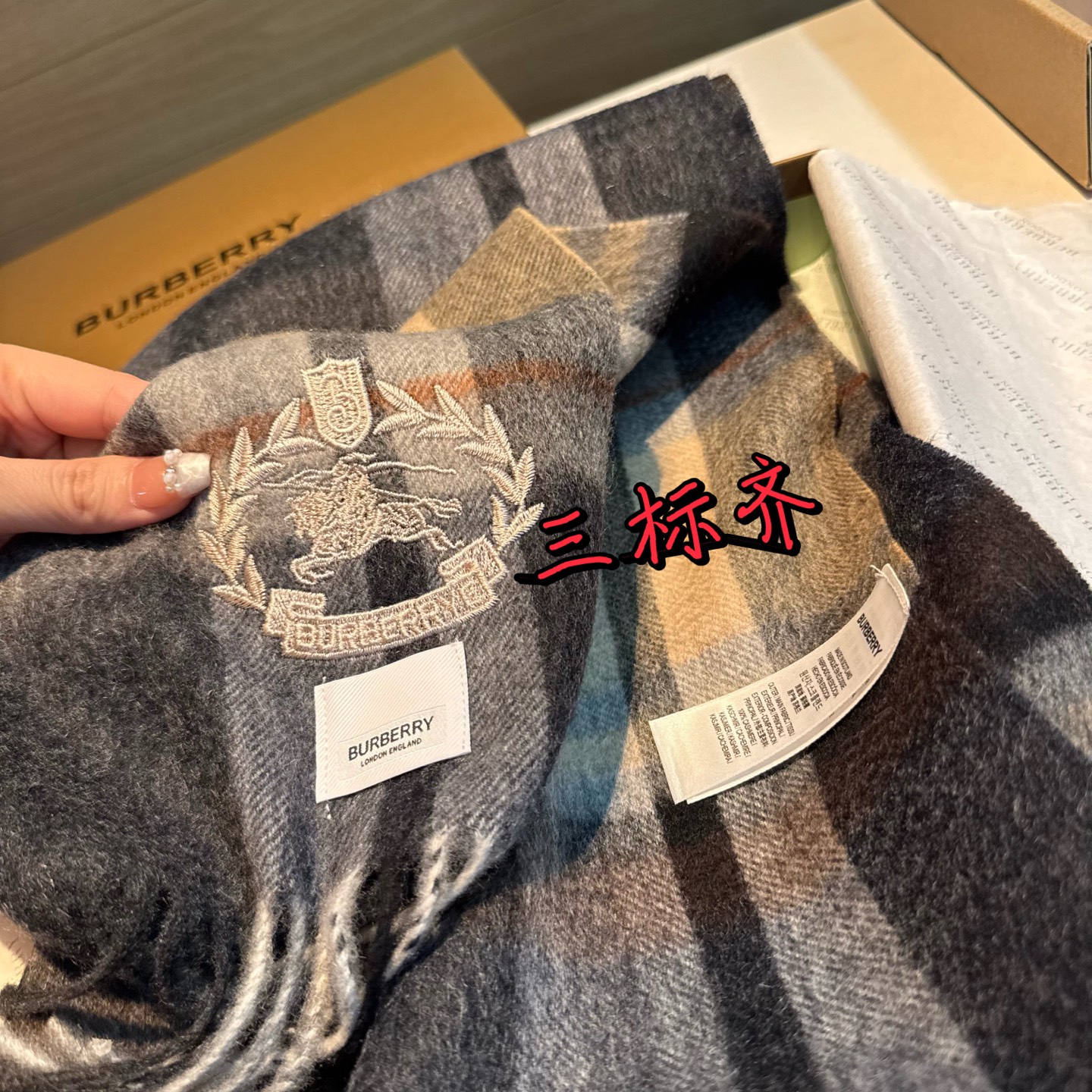 百分百山羊绒 🆕【▪️ 惊艳！披着围着都美的~让人过目不忘！！】巴宝莉这款出来的效果真的，一秒美晕！！太有设计感了，太美