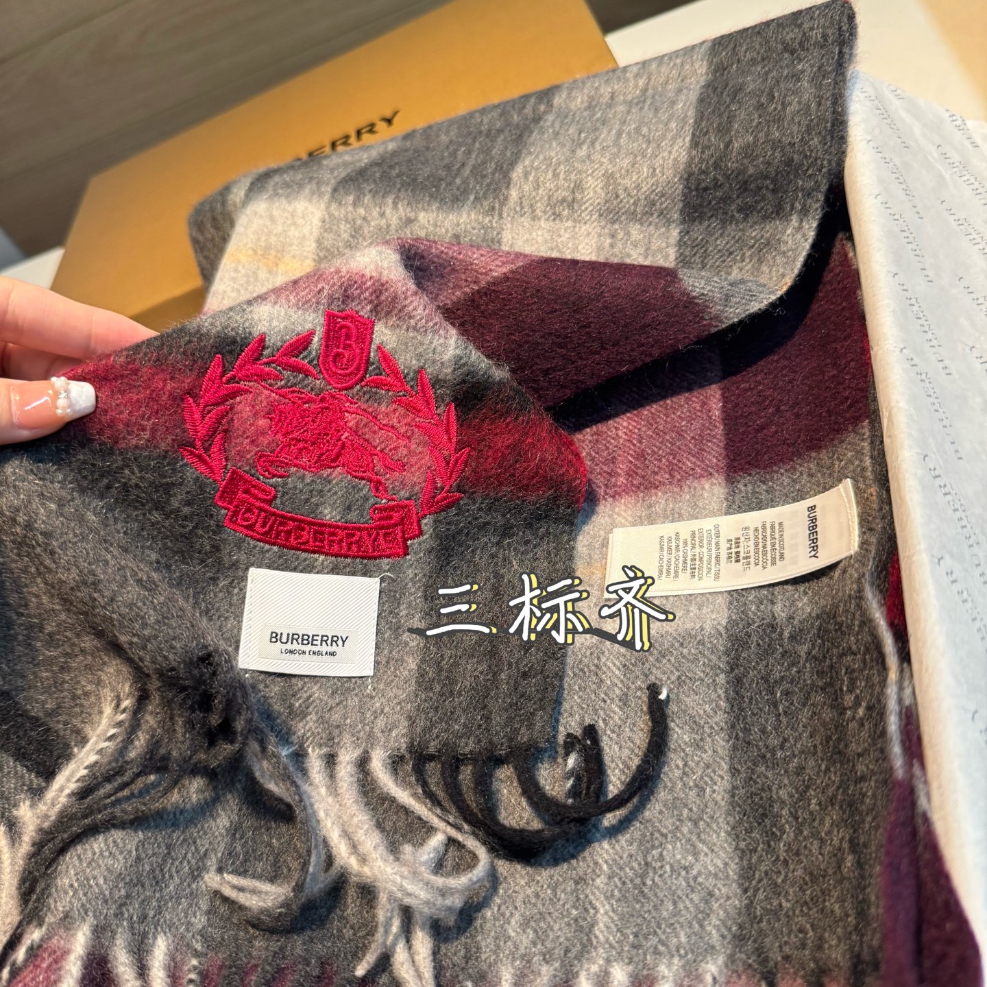 百分百山羊绒 🆕【▪️ 惊艳！披着围着都美的~让人过目不忘！！】巴宝莉这款出来的效果真的，一秒美晕！！太有设计感了，太美
