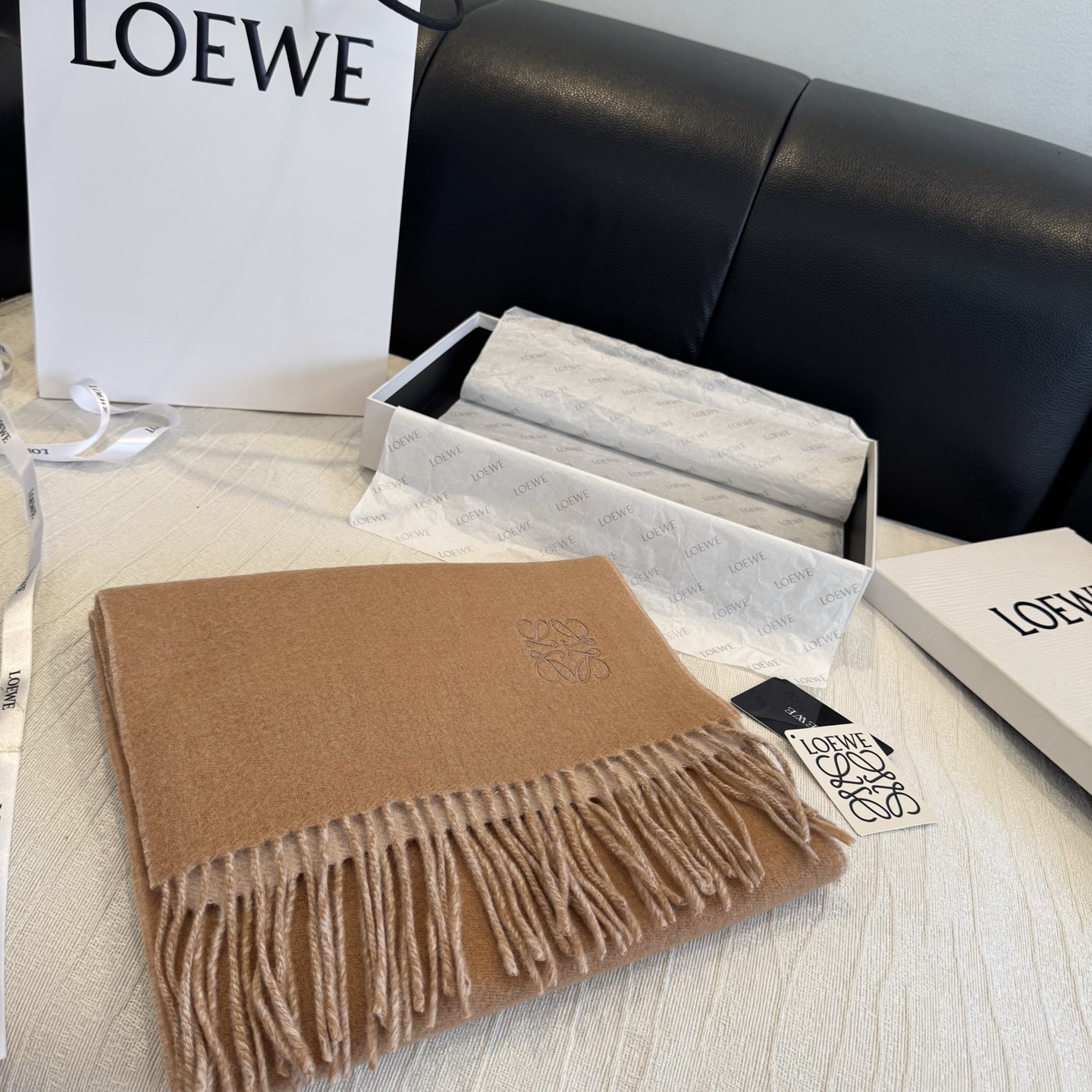 上新!Loewe · 罗意威️难得一见的温柔配色,低调又不失优雅❗️】重点推荐❗️双面配色,一条围巾两种风格搭配,高级舒 上新!Loewe · 罗意威️难得一见的温柔配色,低调又不失优雅❗️】重点推荐❗️双面配色,一条围巾两种风格搭配,高级舒